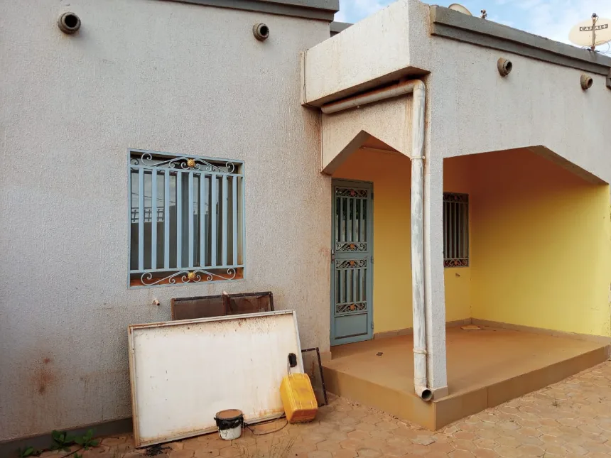Une maision deux chambre salon 2 douces cuisine à saondogo