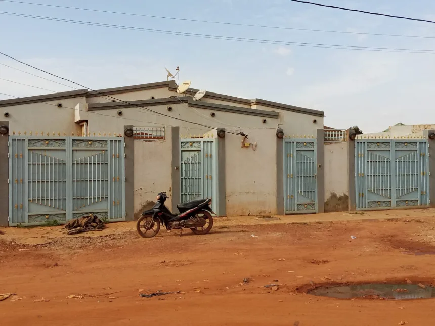 Une maision deux chambre salon 2 douces cuisine à saondogo