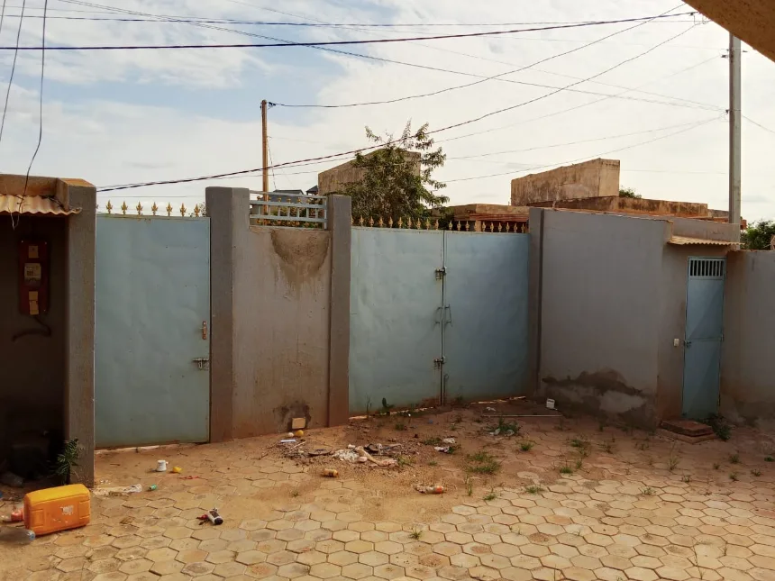Une maision deux chambre salon 2 douces cuisine à saondogo