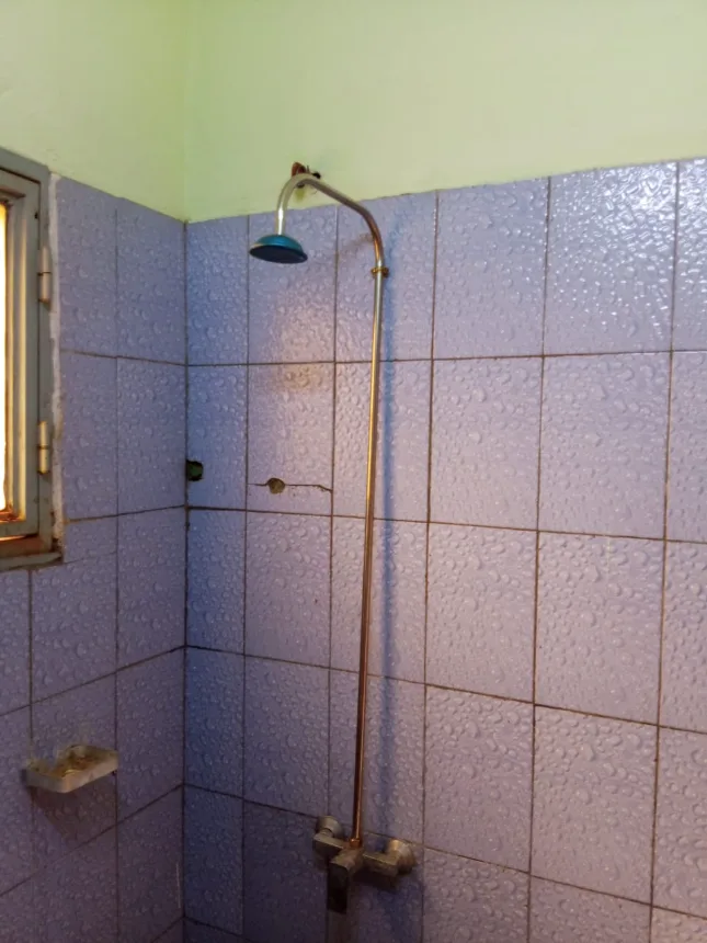 Une maision deux chambre salon 2 douces cuisine à saondogo