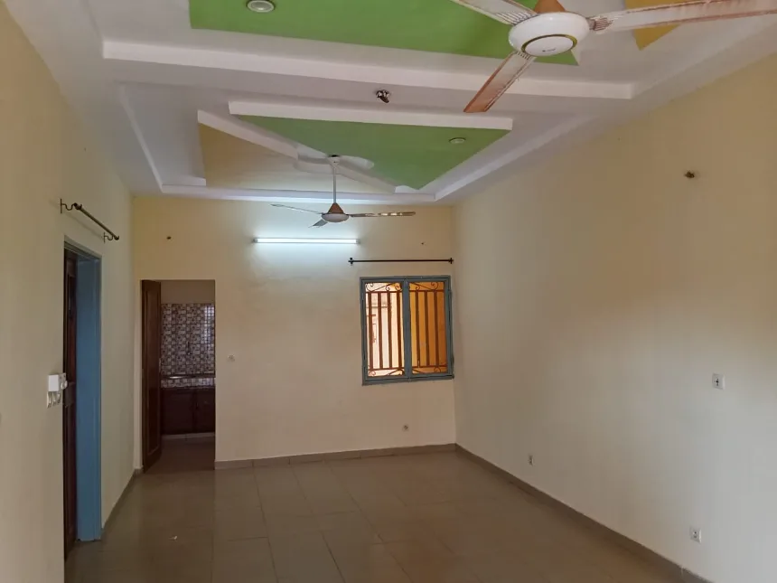 Une maision deux chambre salon 2 douces cuisine à saondogo