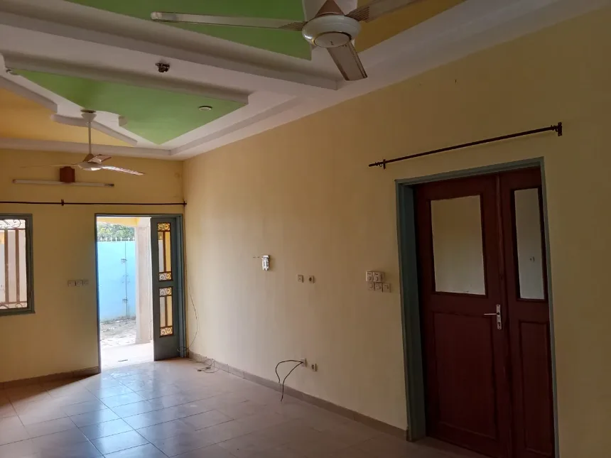 Une maision deux chambre salon 2 douces cuisine à saondogo