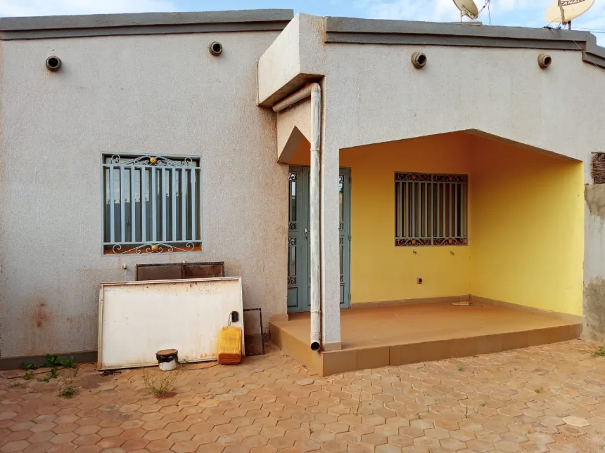 Une maision deux chambre salon 2 douces cuisine à saondogo