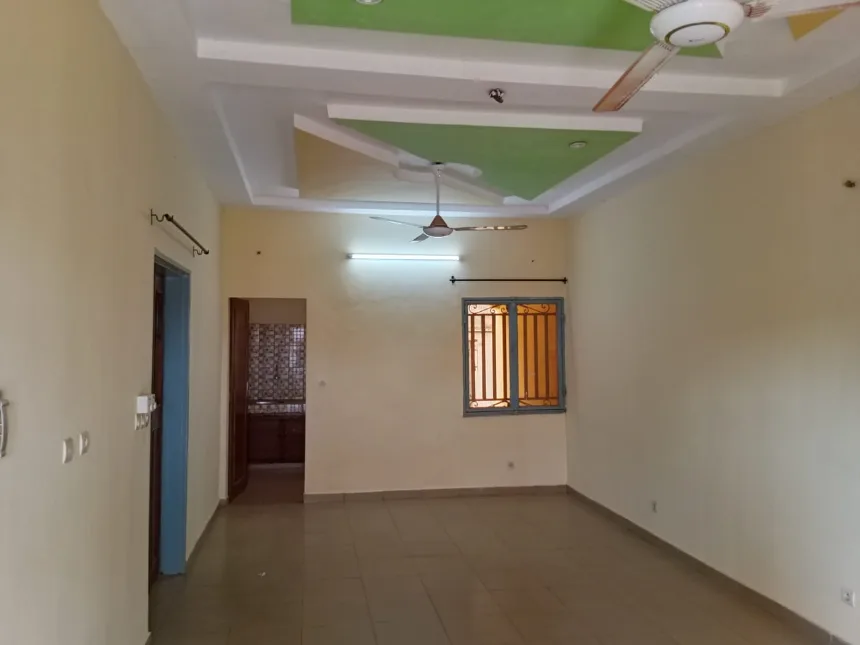 Une maision deux chambre salon 2 douces cuisine à saondogo