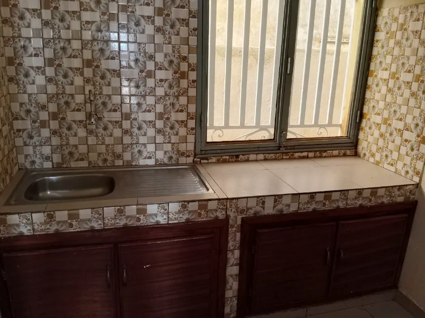 Une maision deux chambre salon 2 douces cuisine à saondogo